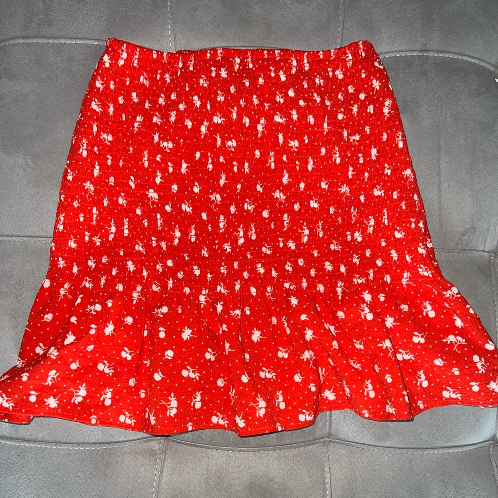 NWOT Divided H&M Red with White Floral Design XS Smocked Mini Skirt
